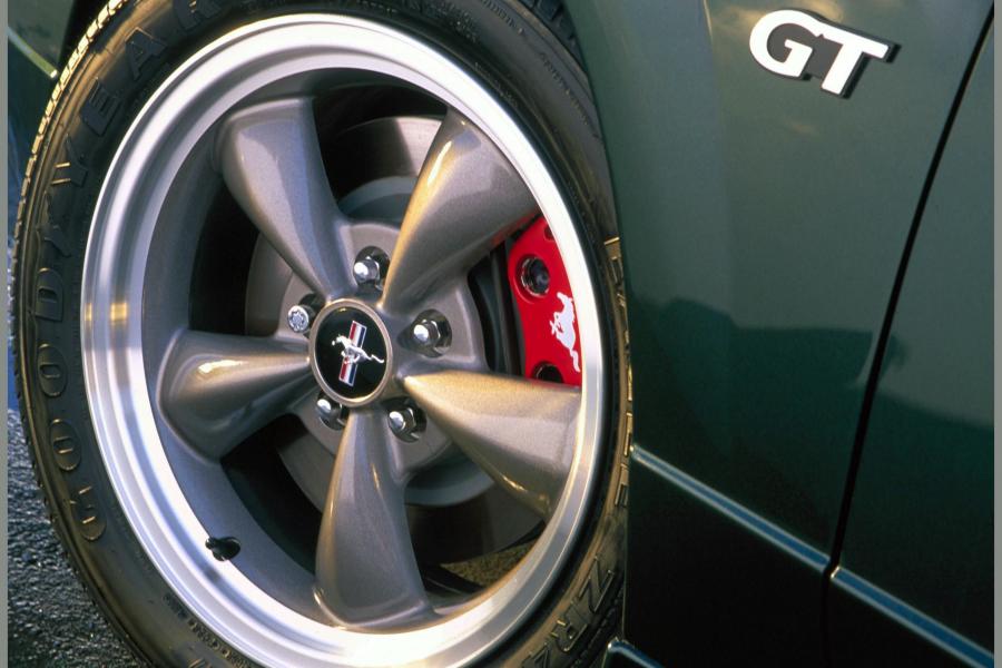 Колеса Ford Mustang Bullitt GT 2001 года  (фото 9 из 26)